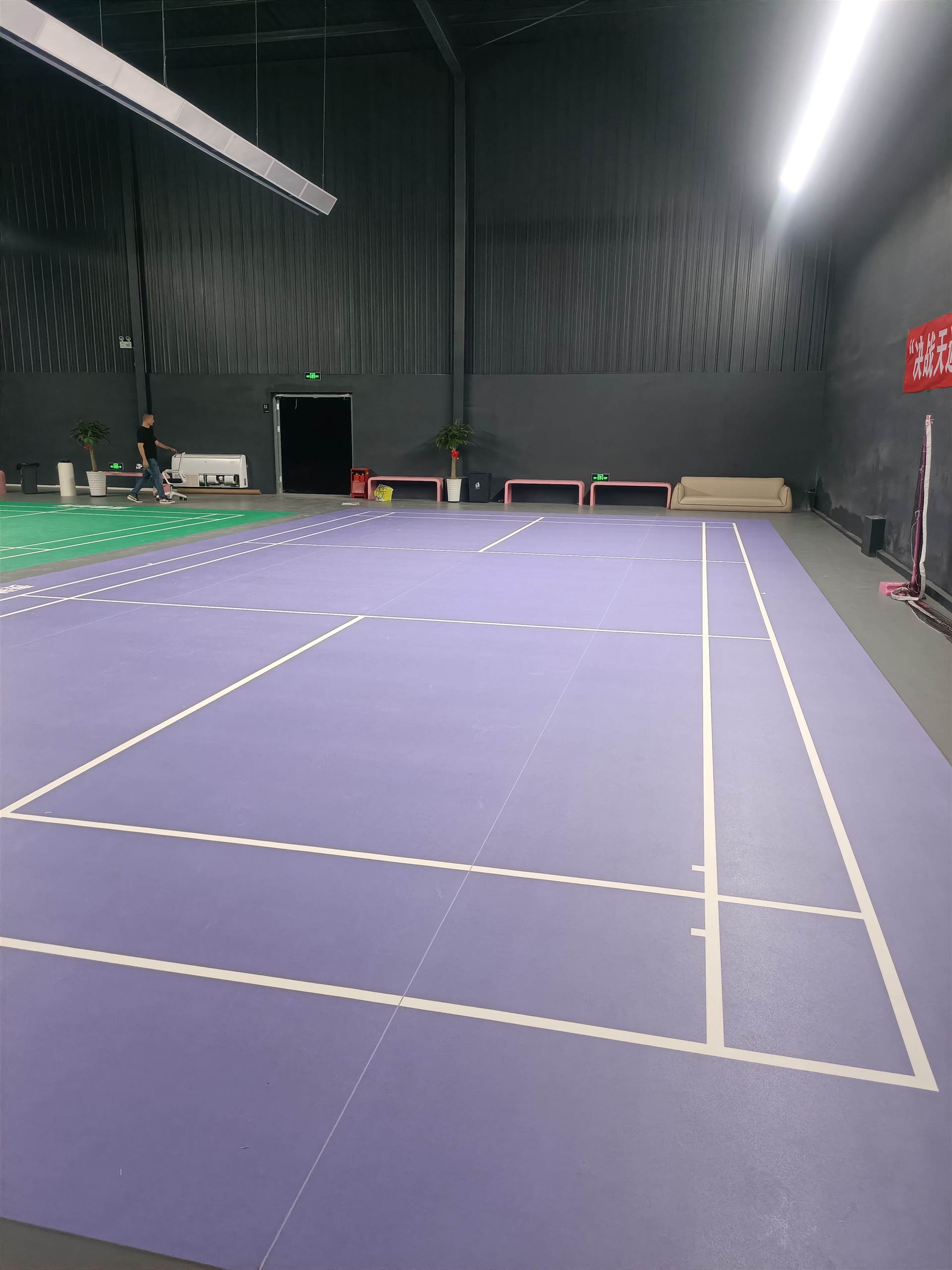 健身房運(yùn)動(dòng)地膠 定制球場(chǎng)防滑塑膠地板