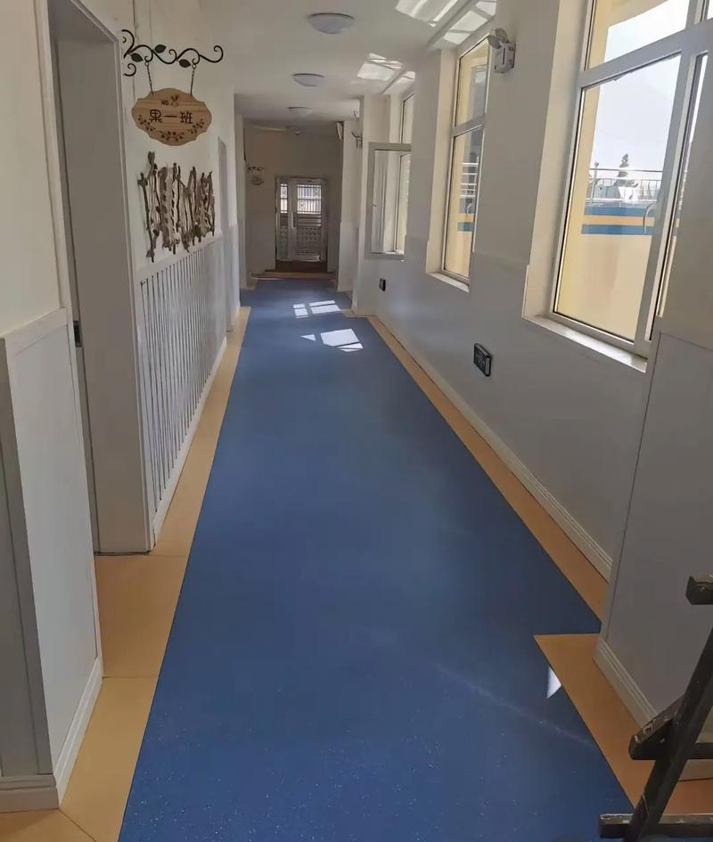 久圳羽毛球地膠運(yùn)動(dòng)塑膠地板,作為運(yùn)動(dòng)地面材料的佼佼者,以其卓越的